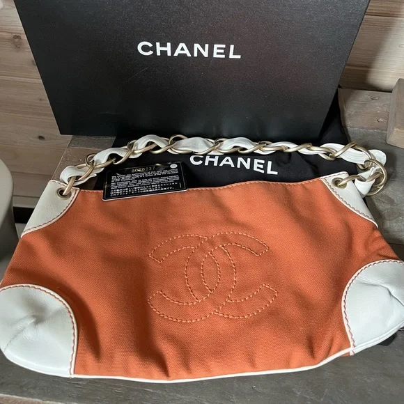 Chanel Chunky Chain Shoulder Bag - Picture 3 of 14